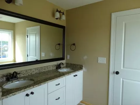 Bath - 1033 Ardrey Cir, Evans, GA 30809 photo 1 of 3