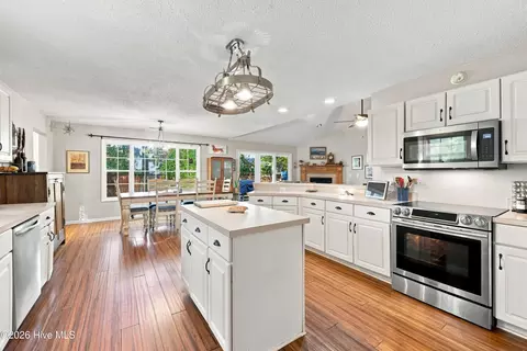 Kitchen - 416 Masters Ln, Hampstead, NC 28443 photo 4 of 7
