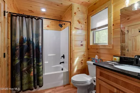 Bath - 84 Oakcrest Ln, Murphy, NC 28906 photo 2 of 4