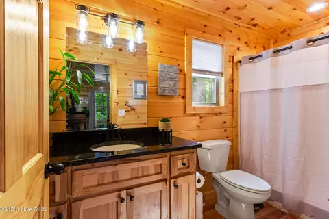 Bath - 84 Oakcrest Ln, Murphy, NC 28906 photo 3 of 4
