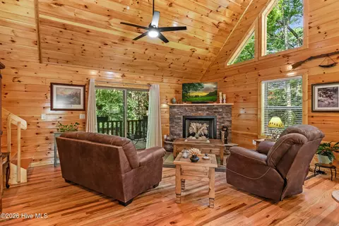 Living - 84 Oakcrest Ln, Murphy, NC 28906 photo 2 of 4