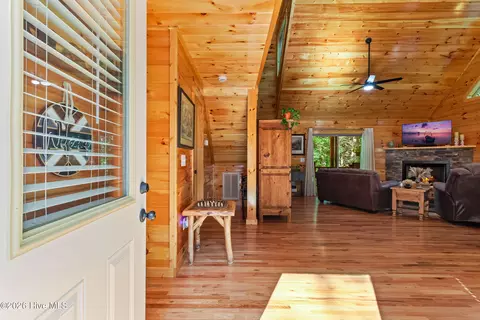 Entry Way - 84 Oakcrest Ln, Murphy, NC 28906 photo 1 of 4