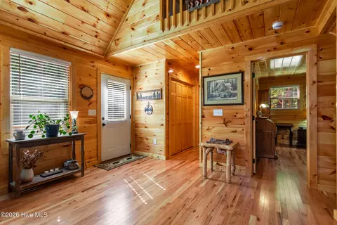Entry Way - 84 Oakcrest Ln, Murphy, NC 28906 photo 2 of 4