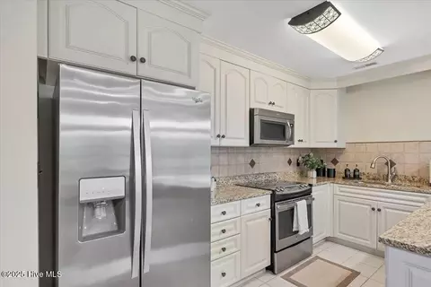 Kitchen - 240 Cochrane Castle Cir #E, Pinehurst, NC 28374 photo 2 of 5
