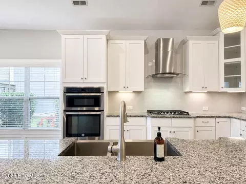 Kitchen - 40 Evergreen Ln, Hampstead, NC 28443 photo 6 of 7
