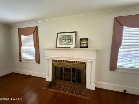 Living - 208 Crescent Dr, Windsor, NC 27983 photo 3 of 4