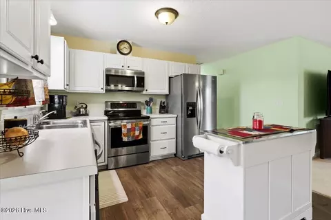 Kitchen - 993 Aspen Ridge Ct, Deep Run, NC 28525 photo 4 of 5