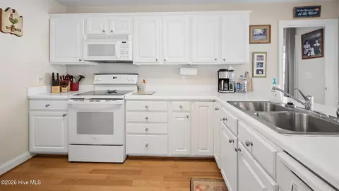 Kitchen - 57 W Bayside Dr, Chocowinity, NC 27817 photo 4 of 6