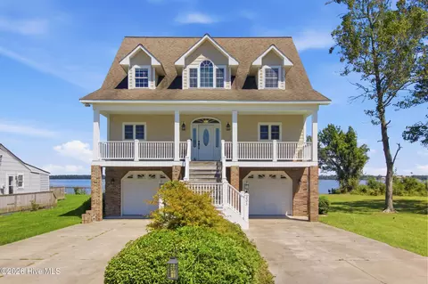203 Riverside Dr, Sneads Ferry, NC 28460