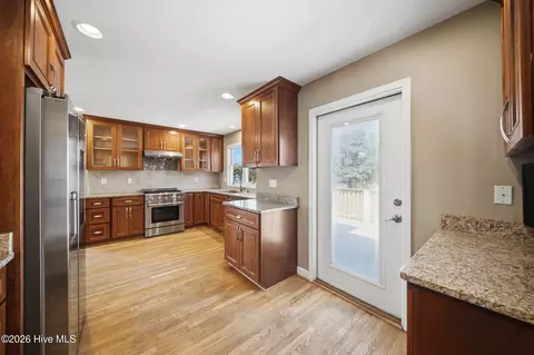 Kitchen - 117 Middle Point Rd, Hampstead, NC 28443 photo 5 of 8