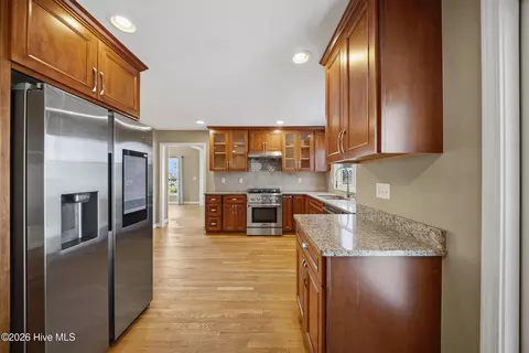 Kitchen - 117 Middle Point Rd, Hampstead, NC 28443 photo 6 of 8
