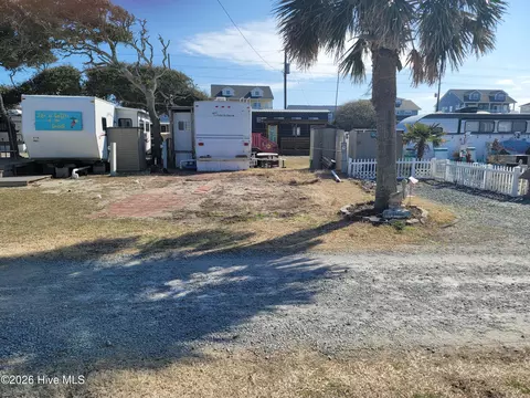 60 Pelican St, North Topsail Beach, NC 28460