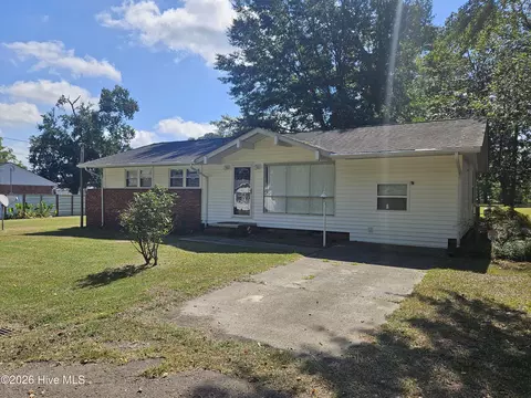 900 E Nicholson St, Clinton, NC 28328