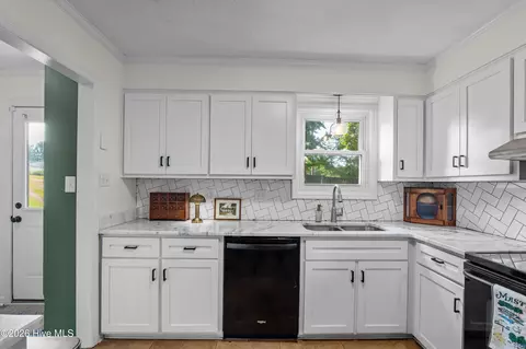 Kitchen - 664 Kemper Dr, Evans, GA 30809 photo 3 of 4