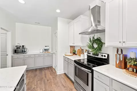 Kitchen - 437 Howards Landing Rd, Hampstead, NC 28443 photo 4 of 7