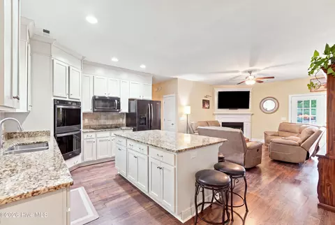 Kitchen - 437 Howards Landing Rd, Hampstead, NC 28443 photo 6 of 7