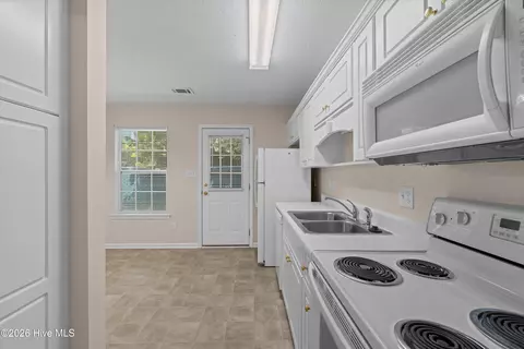 Kitchen - 526 Edgecliff Ln, Evans, GA 30809 photo 2 of 3