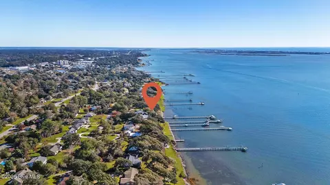 5005 Holly Ln, Morehead City, NC 28557