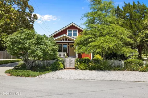 105 3rd St, Beaufort, NC 28516