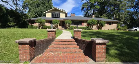 2001 Forest Hill Dr, Greenville, NC 27858
