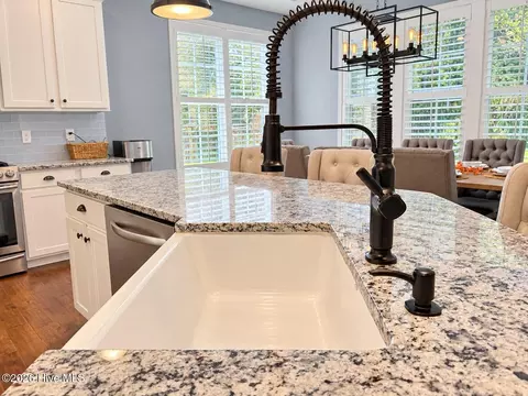 Kitchen - 30 Silo Ct, Hampstead, NC 28443 photo 4 of 5