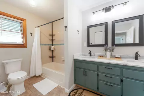 Bath - 100 Stephens Ln, Murphy, NC 28906 photo 1 of 6