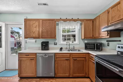 Kitchen - 500 Nutfield Dr, Hubert, NC 28539 photo 3 of 4