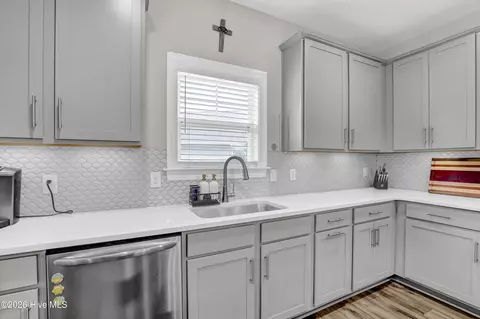 Kitchen - 413 Canter Crest Rd, Hampstead, NC 28443 photo 3 of 4