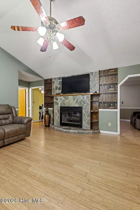 Living - 509 Maize Ct, Hubert, NC 28539 photo 3 of 4