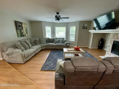 Living - 102 Donna Ct, Hubert, NC 28539 photo 2 of 3