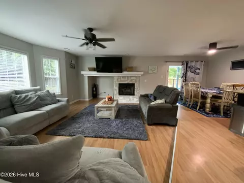 Living - 102 Donna Ct, Hubert, NC 28539 photo 3 of 3