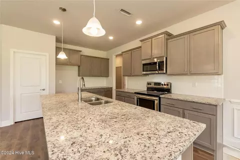 180 Seashore St, Grimesland, NC 27837