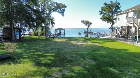 804 Canal Cove Rd, Lake Waccamaw, NC 28450