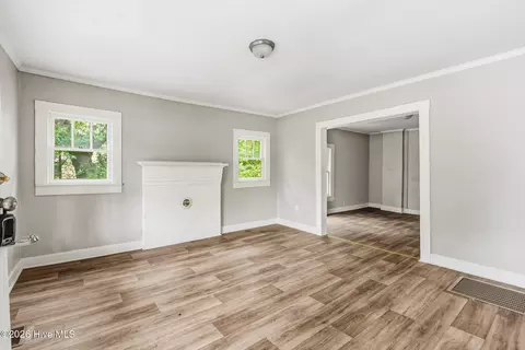 Living - 309 Pine St, Hamlet, NC 28345 photo 1 of 6