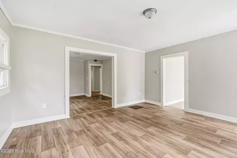 Living - 309 Pine St, Hamlet, NC 28345 photo 2 of 6