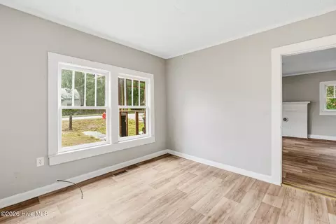 Living - 309 Pine St, Hamlet, NC 28345 photo 4 of 6