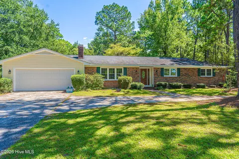 300 Midlothian Dr, Southern Pines, NC 28387