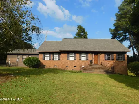 1603 Lake Dr, Laurinburg, NC 28352
