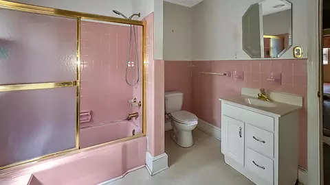Bath - 819 Hillcrest Dr, Thomson, GA 30824 photo 2 of 5
