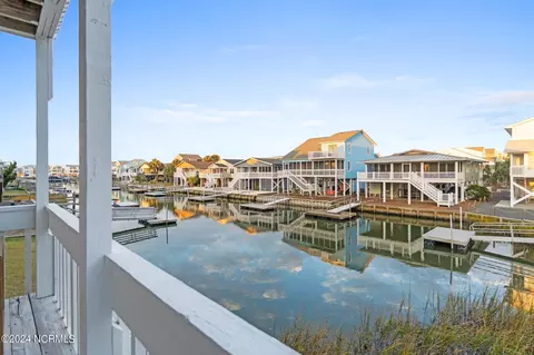 Exterior - 433 Dolphin St, Sunset Beach, NC 28468 photo 7 of 12
