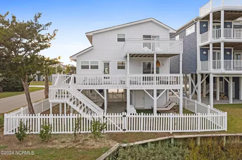 Exterior - 433 Dolphin St, Sunset Beach, NC 28468 photo 3 of 12
