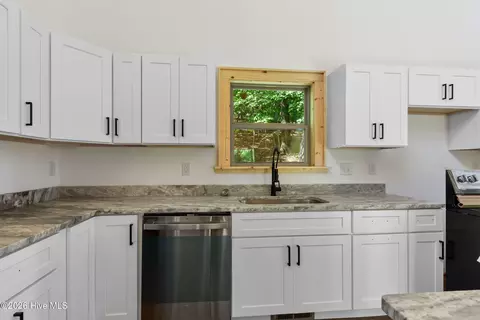 Kitchen - 39 Horseshoe Branch Ln, Murphy, NC 28906 photo 2 of 2