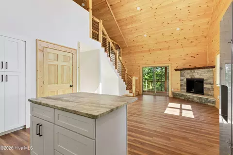 Living - 39 Horseshoe Branch Ln, Murphy, NC 28906 photo 2 of 3