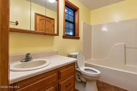 Bath - 30 Sunray Cir, Murphy, NC 28906 photo 3 of 5