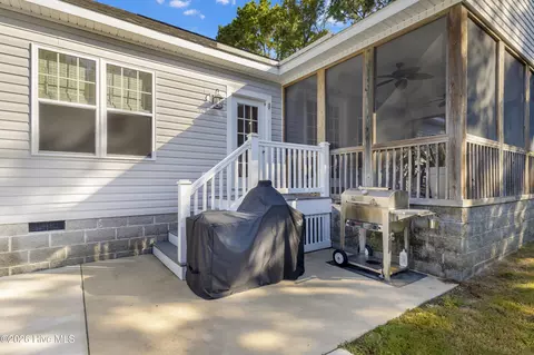 Exterior - 204 Doe Ridge Rd, Hampstead, NC 28443 photo 6 of 9