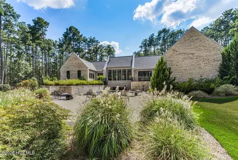 Exterior - 40 Cherry Hill Dr, Pinehurst, NC 28374 photo 5 of 17