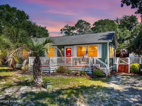 146 NE 5th St, Oak Island, NC 28465