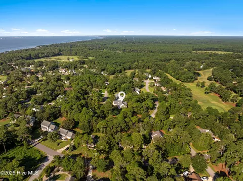 102 Fairway Dr W, Morehead City, NC 28557