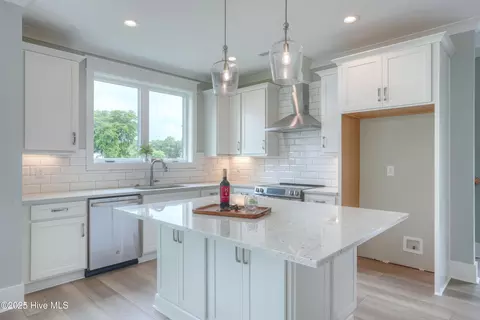 Kitchen - 64 Pier View Ct, Hampstead, NC 28443 photo 2 of 4
