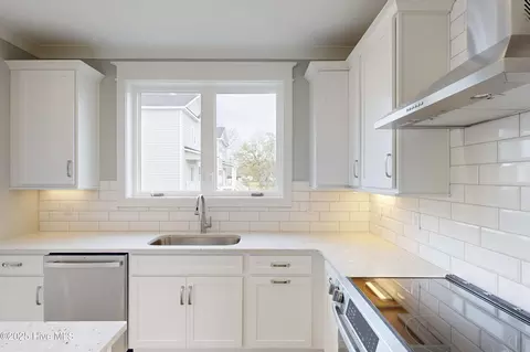 Kitchen - 64 Pier View Ct, Hampstead, NC 28443 photo 4 of 4